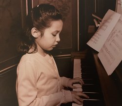 Hannah Dion-Kirschner as a child at a piano