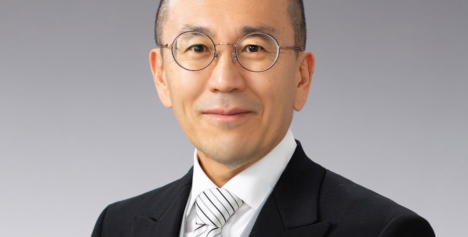 Hirosi Ooguri wearing a suit and tie.