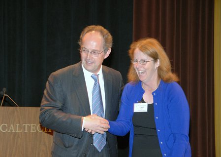 photo of Carol Casey shaking hands with Caltech president Jean-Lou Chameau