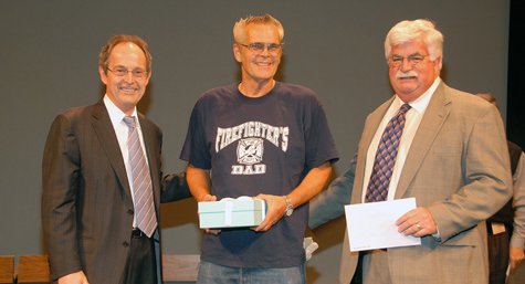 photo of Allen Taylor with Caltech dignitaries