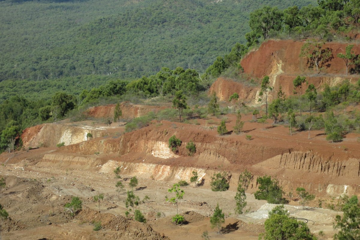 Magnesite veins in lateritized serpentinite being mined at the Gumigil Chrysoprase Mine in central Queensland, Australia